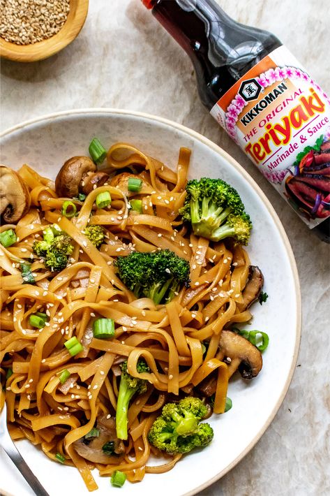 Teriyaki Noodles with Roasted Vegetables | If you’re looking for a quick and tasty recipe, this dinner is it! This easy meal is ready in no time and it’s ideal for meal prep, since the broccoli, mushrooms, and noodles soak up even more flavor overnight. Store a few portions in the freezer for a later date or a busy weeknight. Customize with any other veggies you love, from sliced bell pepper to spiralized zucchini mixed in with the noodles. Great for the whole family! #Kikkoman Harvest Hash, Sliced Bell Pepper, Teriyaki Noodles, Vegetarian Noodles, Cake Pizza, Spiralized Zucchini, Pizza Sandwich, Asian Noodles, Bread Cake