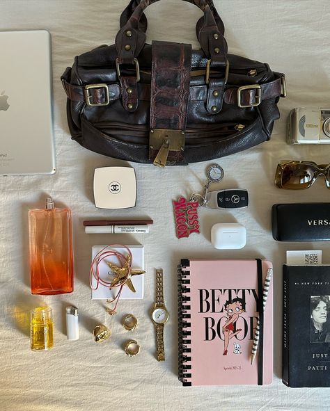 Hi Vogue this is what’s in my bag What’s In My Purse Asthetic, What's In My Bag Aesthetic, Whats In Your Bag, Everyday Bag Essentials, What's In My Purse, What's In My Bag, Stylish School Bags, My Style Bags, Inside My Bag