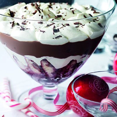 Black Forest Trifle with Kirsch-Soaked Cherries Retro Party Food, Dessert Trifles, Black Forest Trifle, Basic Chocolate Cake, Christmas Trifle, Childhood Christmas, Springform Pan Cake, Pampered Chef Recipes, Trifle Recipe