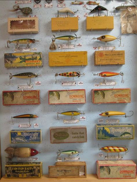 Fishing Lures Display, Fishing Gear Storage, Antique Fishing Lures, Fishing Hole, Vintage Fishing Lures, Fly Fishing Tips, Fishing Equipment, Fish Camp, Fishing Gear