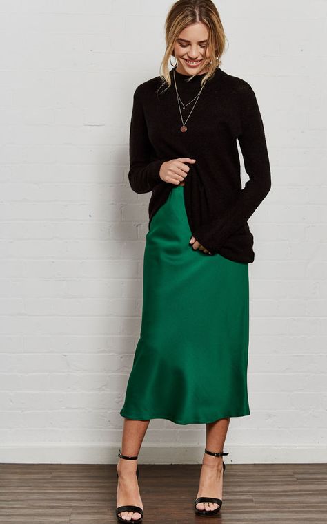 balada no frio | saia midi + sueter quentinho + sandália bem aberta Green Dress Outfit, Green Silk Dresses, Winter Dress Outfits, Black Dress Outfits, Slip Skirt, Short Dresses Casual, Satin Slip, Skirt Outfit, Satin Skirt