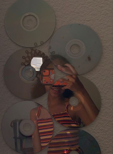 Reflection Aesthetic Mirror, Abstract Photography Portraits, Creative Mirror Selfie, Cool Self Portrait Ideas, Mirror Aesthetic Photography, Creative Mirror Photography, Cd Mirror, Cd Photography, Make A Mirror