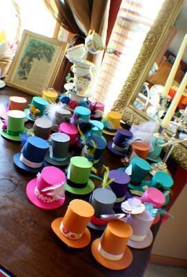 Alice in wonderland themed tea party. Decorative & colorful ideas for DIY top hats. Top hats would be great centerpiece, decorations, photo props or party favors. Gatto Del Cheshire, Alice In Wonderland Tea Party Birthday, Alice Tea Party, Mad Hatter Party, Alice In Wonderland Birthday, Alice In Wonderland Theme, Alice In Wonderland Tea Party, Festa Party