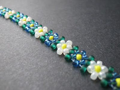 Beaded Potawatomi Daisies Daisy Bracelets, Bead Techniques, Loom Tutorials, Seed Bead Patterns Free, Beading Loom, Beading Inspiration, Beaded Beads, Pulseras Diy, Seed Beading