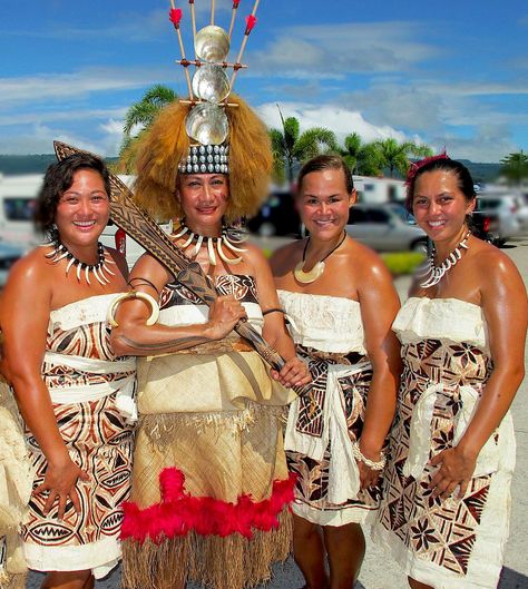 Samoan taupou and women Samoan Dance, Samoan Clothing, Samoan People, Samoan Women, Samoan Culture, Waitangi Day, Polynesian People, Native American Teepee, Polynesian Dance