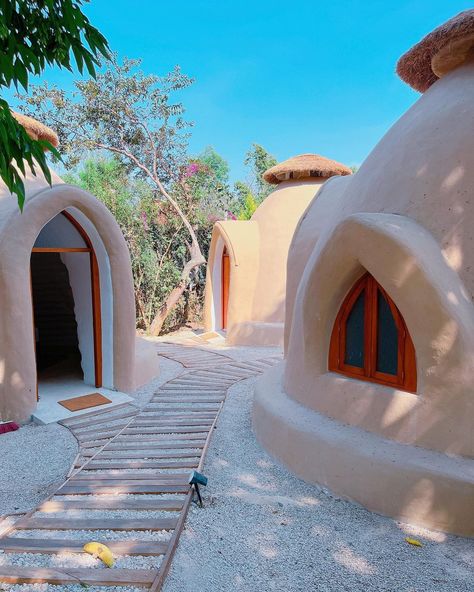 Hospédate en la aldea 'yogui' más bonita de Tepoztlán (a nada de la CDMX) Monolithic Dome Homes, Super Adobe, Small Beach Houses, Earth Bag Homes, Off Grid House, Adobe Home, African House, Eco Buildings, Mud House