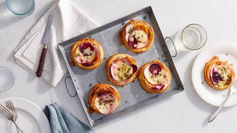 Beet, Cheddar, and Apple Tarts Easy Thanksgiving Appetizers, Fall Recipes Appetizers, Fall Appetizers Easy, Apple Tarts, Thanksgiving Appetizers Easy, Fall Appetizers, Classic Appetizers, Beet Recipes, Baked Cheese