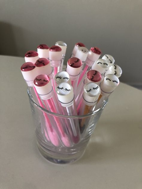 These super cute mascara wand tubes come with a matching mascara wand inside! These tubes will keep your spoolie clean and lint free when you throw it in your purse or makeup bag. Orders can be made for a single wand tube or in orders of 5, 10 or 20. Can be single color or a mix of colors. As a lash tech, these Lash wand tubes are the perfect add on or gift to give your new lash clients. The make a cute display in a lash room. Trust me they will love them! Lash Party Ideas, Cute Mascara, Spa Room Ideas Estheticians, Lashes Ideas, Lash Room Ideas, Makeup Studio Decor, Eyelash Decor, Beauty Room Salon, Esthetician Room Decor