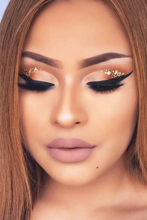 Gold Glitter Eye Makeup is in this year and heres 10 different looks that you can try out now! Holiday Makeup Looks Christmas, Gold Glitter Eye Makeup, Gold Glitter Makeup, Make Up Gold, Glitter Makeup Looks, Christmas Makeup Look, Holiday Makeup Looks, Cut Crease Makeup, Birthday Makeup