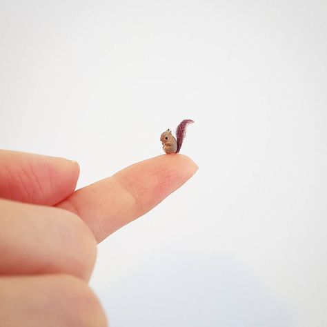 Baby squirrel waiting for an acorn ♡ ♡ By supersmallstuff Bakery Miniature, Tiny Animals, Mini Ideas, Pendant Ideas, Miniature Things, Baby Squirrel, Mini Craft, Tiny World, Clay Animals