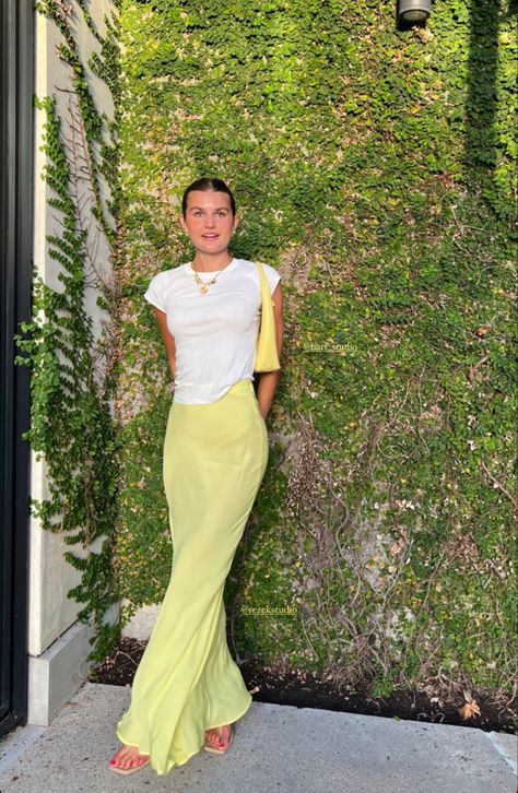 Silk Maxi Skirt Outfit, Satin Maxi Skirt Outfit, Summer Vacay Outfits, Outfits For The Beach, Europe Outfits, Maxi Skirt Outfits, Vacay Outfits, Yellow Skirt, Going Viral