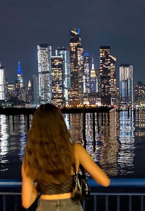 Instagram Picture Ideas City Night, Skyline Picture Poses, Confident Aesthetic Pictures, Pc Aesthetic, Beach 2024, City Life Aesthetic, Nyc Pics, Japan Outfits, Nyc Night