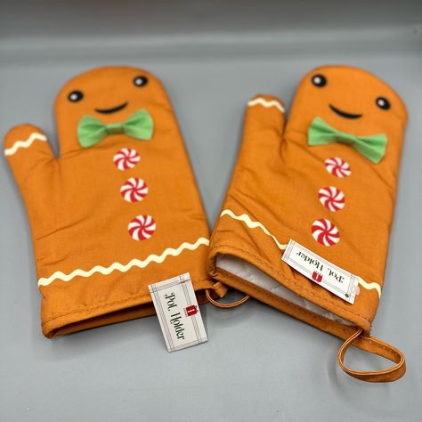 Christmas Gingerbread Men Oven Mitt Potholder Set Of Two - Nwts 11” X 6” Thanksgiving Turkey Decor, Tea Lights Christmas, Gingerbread House Cookies, Target Christmas, Christmas Gingerbread Man, Snowy Christmas Tree, Bird Christmas Ornaments, Target Holiday, Christmas Tree Cookies