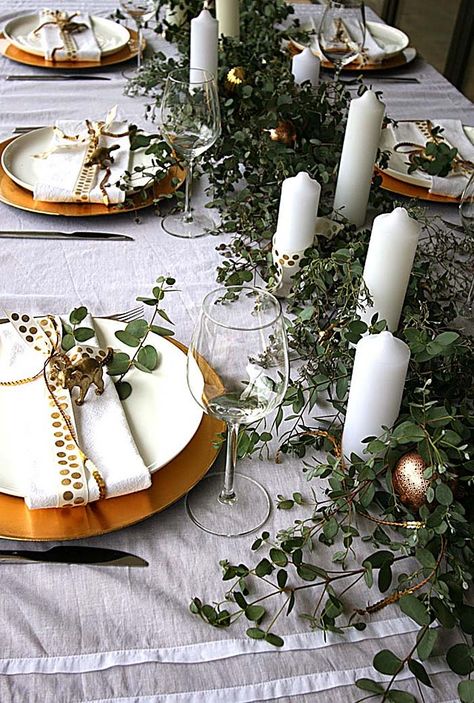 33 Inspiring Christmas decor ideas to elevate your dining table Christmas Table Settings Green And White, Green White Christmas Table, Native Table Setting, Australian Native Table Setting, Australian Native Christmas Table, Bush Christmas Australian, Green And Gold Christmas Table Setting, Australian Native Christmas, Eucalyptus Christmas Table