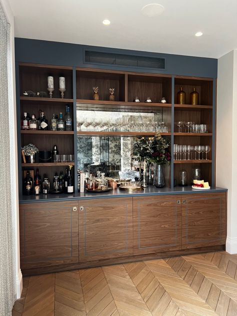 Book Shelf And Bar Unit, Mirror Wall Bar Design, Wall Bar Living Room, Bar With Glass Shelves, Wall Bar Ideas, Blue Dinning Room, Bookshelf Bar, Cinema Ideas, Kitchen Desk Areas