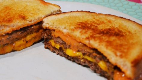 It's easy to make your own Steak n' Shake Frisco Melt, but some of the ingredients might surprise you. Patti Melt, Frisco Melt, Hamburger Ideas, Blackstone Cooking, Steak N Shake, Patty Melt Recipe, Grilled Sandwiches, I'm Fat, Melt Recipe