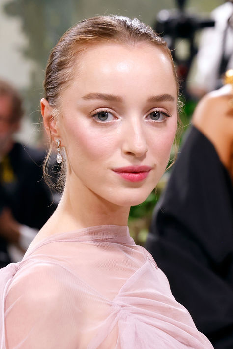 Phoebe Dynever's Met Gala hair and makeup is the perfect bridal makeup inspiration. Phoebe Dynevor Met Gala Makeup, Classic Makeup For Wedding, True Summer Wedding Makeup, Bridal No Makeup Makeup, Phoebe Dynevor Met Gala, Pale Wedding Makeup, Phoebe Dynevor Makeup, Phoebe Dynevor Style, Phoebe Dynevor Aesthetic