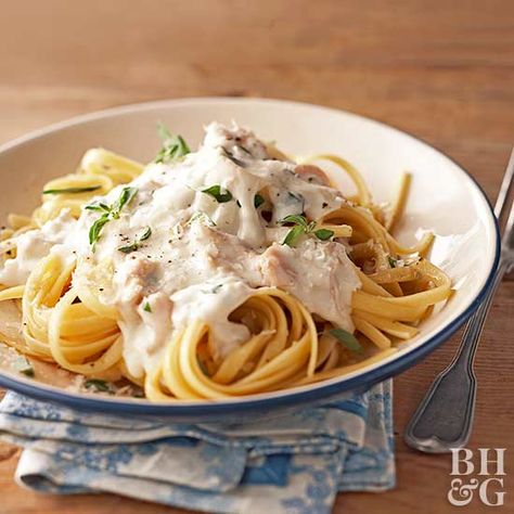 This restaurant-style clam pasta dish couldn't be easier. It comes together in just 30 minutes but tastes as if it took all day. Pasta With White Clam Sauce, Creamy Pasta Sauce Recipes, Clam Sauce Recipe, Pasta And Sauce, Clam Pasta, White Clam Sauce, Creamy Pasta Sauce, Clam Sauce, Chicken Parmesan Pasta