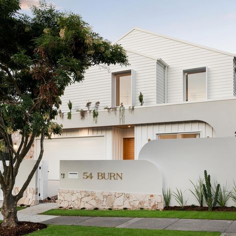 Modern Weatherboard House Exterior, Cladding And Render Facade, Fence Cladding, Coastal Exterior Homes, Exterior Beach House, White Facade, Beach Dream House, Fence Wall Design, Modern Mediterranean Homes