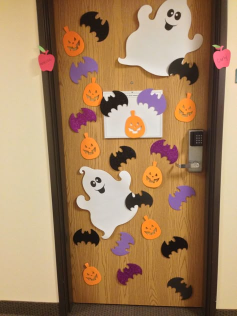 College dorm room door! Diy Door Decorations, Halloween Door Decorations Classroom, Halloween Dorm, Easy Halloween Crafts For Kids, Porta Halloween, Door Decorations College, Halloween Classroom Door, Halloween Classroom Decorations, Dorm Door Decorations