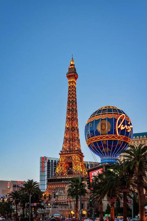 Las Vegas City View, Vegas Eiffel Tower, Las Vegas Neon, Paris Las Vegas, Romantic Paris, Romantic Table, City Of Lights, Most Romantic Places, World Images