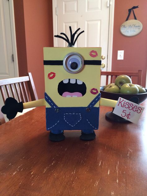 Minion Valentine box. Mailbox Template, Bob Minion, Minion Valentine, Valentine Boxes For School, Kids Valentine Boxes, Valentine Card Box, Valentines Box, Valentine Mailbox, Valentine Day Boxes