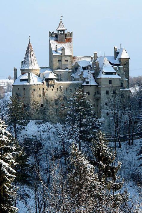 Draculas Castle Romania, Romania Winter, Bran Castle Romania, Castles Around The World, Castle Romania, Dracula's Castle, Bran Castle, Very Beautiful Images, Castle Building