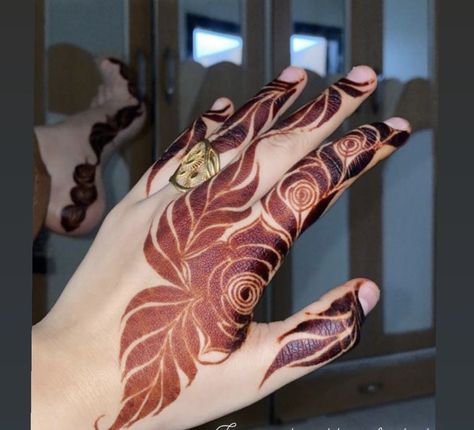 Leafs Mehendi Design, Delicate Mehendi Designs, Leaf Mehendi Designs, Beautiful Mehndi Designs, Mehndi Designs Bridal Hands, Rose Mehndi Designs, Simple Mehndi Designs Fingers, Modern Mehndi Designs, Full Mehndi Designs