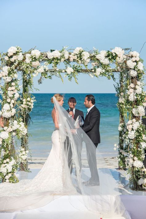 Beach Wedding Ceremony Arch, Budget Beach Wedding, Beach Wedding Inspo, Wedding Chuppah, Beach Wedding Ideas, Hawaii Beach Wedding, Simple Beach Wedding, Backyard Wedding Ceremony, Casual Beach Wedding