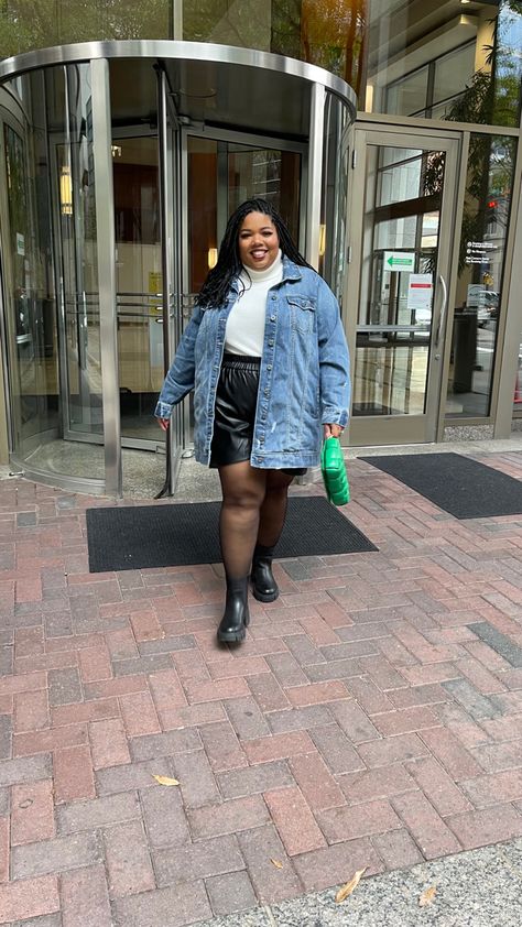 Plus Size Leather Shorts Outfit, Styling Leather Shorts, Leather Shorts Plus Size, Leather Shorts Outfit, Plus Size Leather, Twilight Outfits, Shorts Plus Size, Plus Size Outfit, Leather Jeans