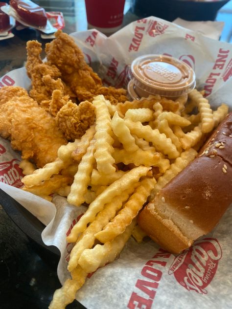 Raising Canes Aesthetic, Rasin Canes Food, Canes Aesthetics, Raisin Canes, Fries Aesthetic, Canes Food, Raising Canes, Best Fast Food, Soul Food Dinner