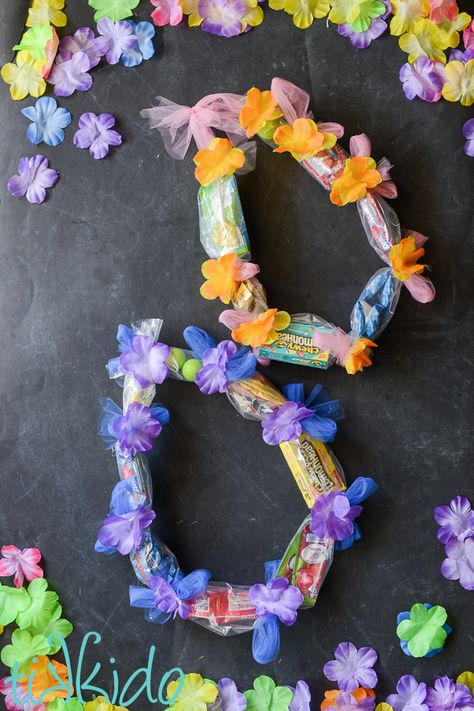 Looking for end of the year Teacher gifts, or favors for a luau party? Make these candy leis inspired by traditional Hawaiian flower leis. Lei Making Station, Preschool Graduation Leis Diy, How To Make Candy Leis, Lei Decorations, Candy Leis For Kids, How To Make A Candy Lei, Preschool Graduation Leis, Candy Flowers Diy, Candy Lays