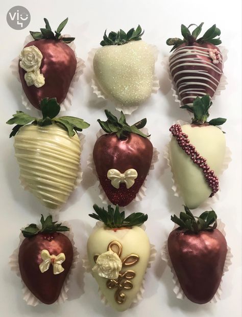 Burgundy Chocolate Covered Strawberries, Classic Holiday Desserts, White Chocolate Covered Strawberries, White Chocolate Covered, Strawberry Treats, Wedding Swag, Garden Butterfly, Elegant Birthday Cakes, Butterfly Baby Shower