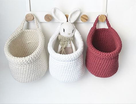 Paniers à suspendre réalisés au crochet #crochet #baskets #panier #chambreenfant #chambrebébé #organisation #rangement #pratiques #cotone Hanging Basket Crochet, Room Basket, Basket Crochet, Crochet Baskets, House Of Beauty, Granny Square Crochet Pattern, Hanging Basket, Crochet Basket, Hanging Baskets