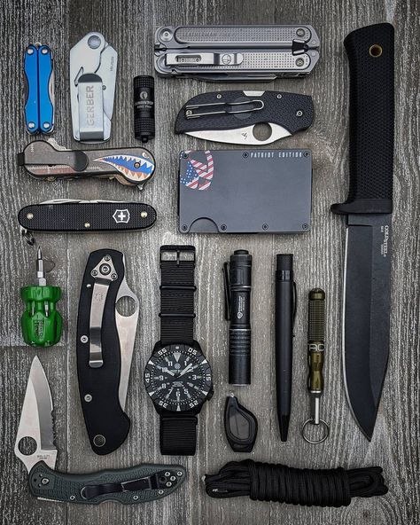 Did somebody say #flatlay... Some of this weeks favorite gear all laid out neat and tidy. I am excited to get my new  @armoursupply Patriot… Hiking First Aid Kit, Bug Out Kit, Prepping Gear, Survival Prepping Diy, Survival Gadgets, Edc Carry, Camping Gear Survival, Doomsday Prepping, Edc Bag