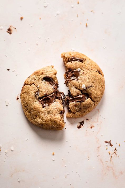 Chocolate Fudge Crinkle Cookies, Best Chewy Chocolate Chip Cookies, Tahini Chocolate Chip Cookies, Tahini Chocolate, Cookie Shots, Cookie Factory, Food Photography Dessert, Iced Oatmeal Cookies, Baking Photography