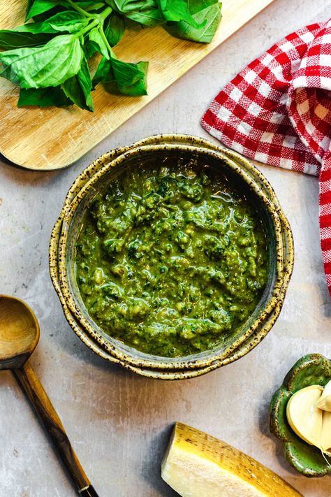 Homemade Walnut Pesto Recipe - Basil Pesto made with Walnuts Dairy Free Pesto, Homemade Pesto Sauce, Basil Pesto Recipes, Walnut Pesto, Tomato Pesto, Pesto Chicken Pasta, Homemade Pesto, Easy Paleo, Pesto Recipe