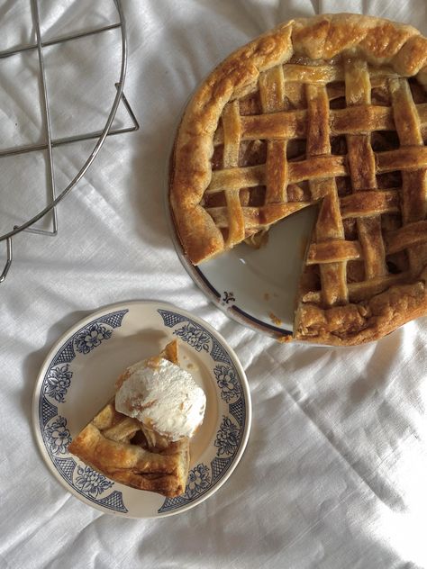 Apple pie, autumn vibes, crockery, plates, cozycore, cozytok Ideas For House, House Landscaping, Think Food, Deilig Mat, Design Landscape, Fall Baking, Food Obsession, Pretty Food, Food Cravings