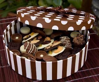 Paso a paso tarta "caja de bombones" Chocolate Dreams, Cake Shapes, Cupcake Boxes, I Love Chocolate, Dessert Shop, Cake Decorating Tutorials, Occasion Cakes, Love Chocolate, Cake Tutorial