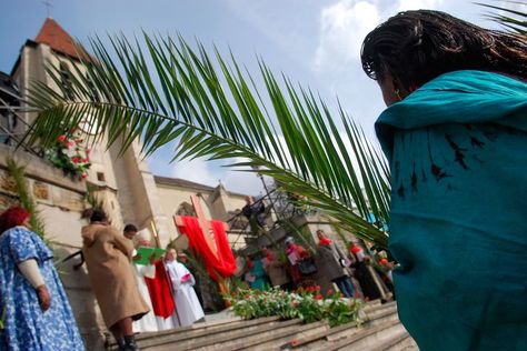 Why Are Palm Branches Used on Palm Sunday? Palm Sunday Activities, Joseph Of Arimathea, Sunday Activities, Maundy Thursday, Leaf Projects, Palm Branch, Resurrection Day, Resurrection Sunday, Jesus Praying