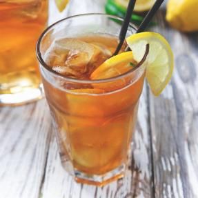 Bourbon Whiskey Cocktails Recipes | Jim Beam® | Jim Beam® Since 1795 Bourbon Mixed Drinks, Whiskey Mixed Drinks, Whiskey Drinks Recipes, Easy To Make Cocktails, Bourbon Recipes, Cocktail Recipes Whiskey, Whisky Cocktails, Bourbon Drinks, Beer Ad