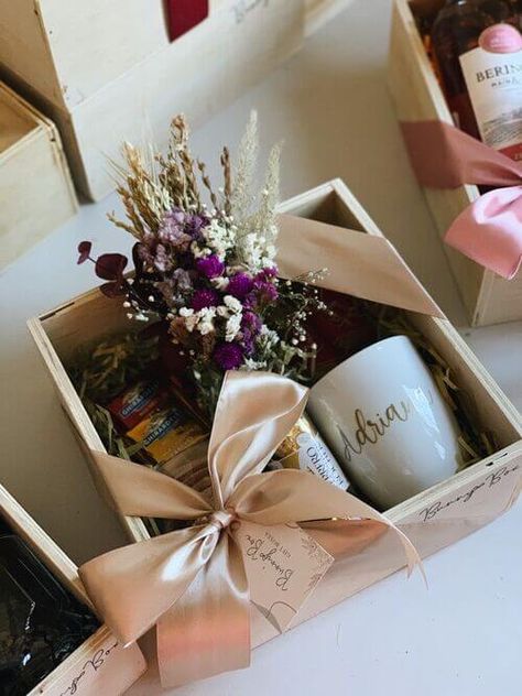 18 Best Mother's Day Gift Basket Ideas To Recreate Right Now Gift Box Ideas For Women, Mothers Day Boxes, Crafts Mothers Day, Creative Gift Baskets, Mothers Day Baskets, Flower Box Gift, Best Mothers Day Gifts, Diy Mothers Day Gifts, Gift Basket Ideas