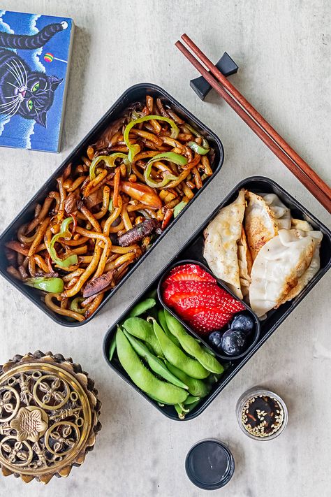 Health Bento Lunch, Bento Box Noodles, Lunch Box Recipes Vegetarian, Healthy Vegetarian Packed Lunch, Mushroom Lunch Ideas, Vegan Packed Lunch Ideas, Vegetarian Bento Box Lunch, Vegetarian Packed Lunch, Lunch For Teens