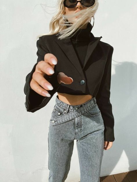 Realtor Fashion, 2022 Instagram, Capsule Wardrobe Outfits, Winter Fashion Outfits Casual, Wardrobe Outfits, Pinterest Outfits, Fashion Hacks Clothes, Cropped Blazer, Elegant Shirt