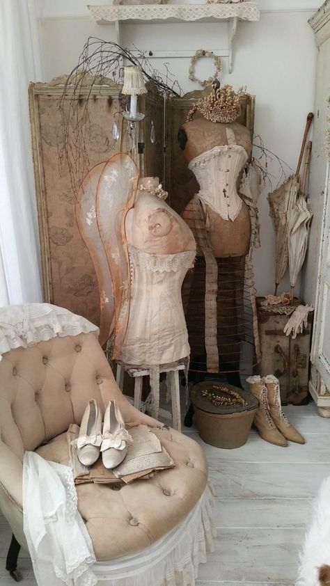 Vintage Clothing Display, Shabby Chic Mannequin, Dress Form Decor, Vintage Dress Forms, Antique Dress Form, Brocante Style, Shabby Chic Diy Projects, Antique Booth Displays, Vintage Dress Form