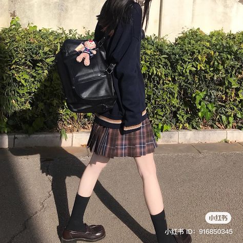 douyin chinese girls japanase girl ullzang Japanese Core, Japanese School Bag, High School Bags, Romanticizing School, Dream Bag, Japanese Bag, Bag Outfit, Japanese School, Kawaii Fashion Outfits