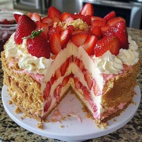 Sweet touth recipe Chocolate Strawberry Cheesecake, Strawberry Layer Cakes, Strawberry Shortcake Cheesecake, Strawberry Delight, Guilt Free Dessert, Baked Strawberries, Strawberry Cheesecake, Strawberries And Cream, Cheesecake Recipes