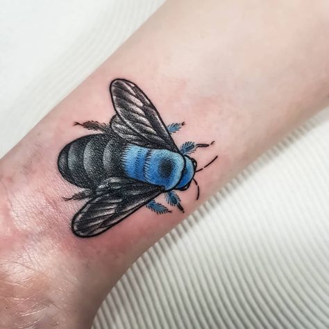 𝐃𝐑𝐄𝐀 𝐃𝐀𝐑𝐋𝐈𝐍𝐆 𝐓𝐀𝐓𝐓𝐎𝐎 on Instagram: “A fresh start for the first tattoo of 2020! 🐝 Tattooed this little blue carpenter bee to cover up an old tatto for my lovely friend Mel…” Bumble Bee Cover Up Tattoo, Blue Bee Tattoo, Blue Carpenter Bee Tattoo, Carpenter Bee Tattoo, Bee Tattoos On Knees, New School Bumble Bee Tattoo, Beehive Arm Tattoo, Darling Tattoo, Blue Carpenter Bee