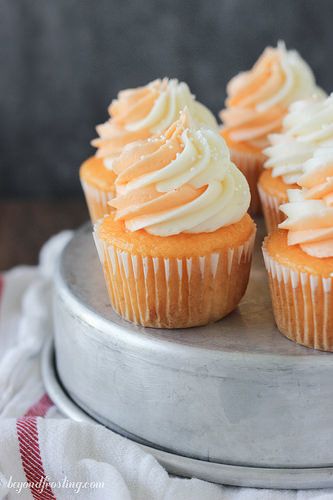 Orange Cream Pop Cupcakes. A moist orange cupcakes with a creamy vanilla and orange buttercream frosting. Orange Color Desserts, Orange Treats For Color Party, Orange Slice Cupcakes, Orange Icing Cupcakes, Orange Cupcakes Decoration, Orange Cream Cupcakes, Orange Cream Cupcakes Recipes, Orange And White Cupcakes, Orange Color Cupcakes