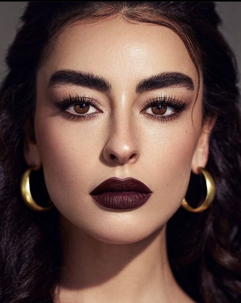 Dark Burgundy Lipstick Makeup, Makeup Based On Face Features, Goth Wedding Makeup Looks, Emerald Green Outfit Makeup, Goth Glamour Makeup, Classy Vampire Makeup, Classy Gothic Makeup, Natural Eye Bold Lip Makeup Looks, Gothic Glamour Makeup